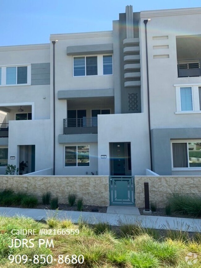 Building Photo - Irvine 4 Bedroom Townhouse