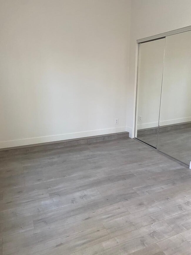 Photo - 1587 W 35th Pl Unidad Cozy Studio