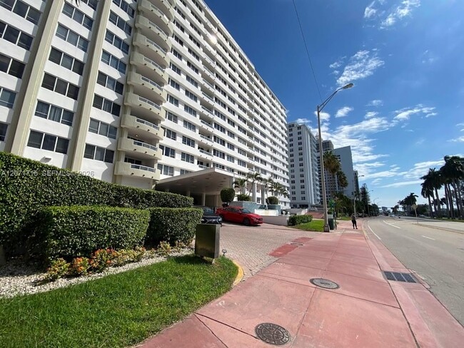 Photo - 5005 Collins Ave Unidad 722