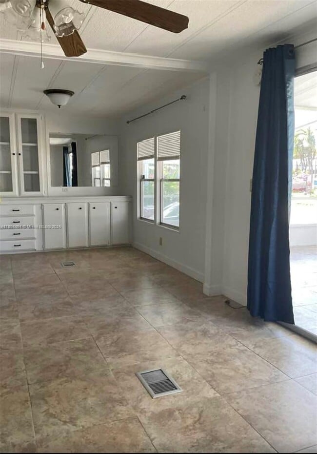 Photo - 613 N Emerald Dr