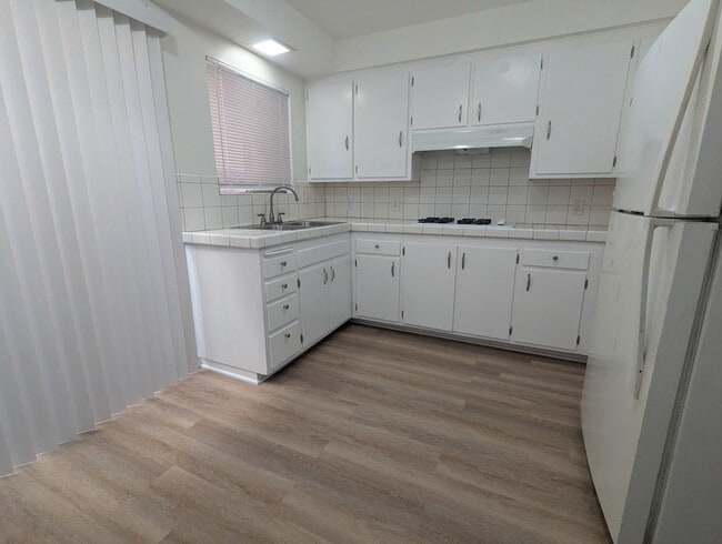 Kitchen - 216 Melrose Dr Unit 216