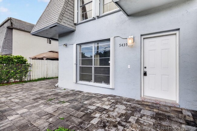 5435 SW 44th Terrace