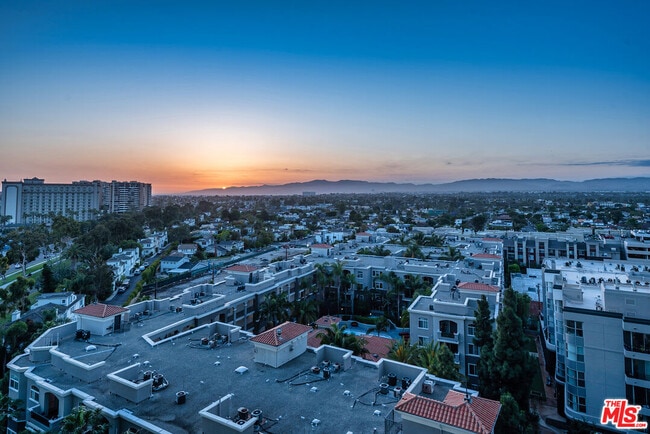 Building Photo - 13700 Marina Pointe Dr Unit 909