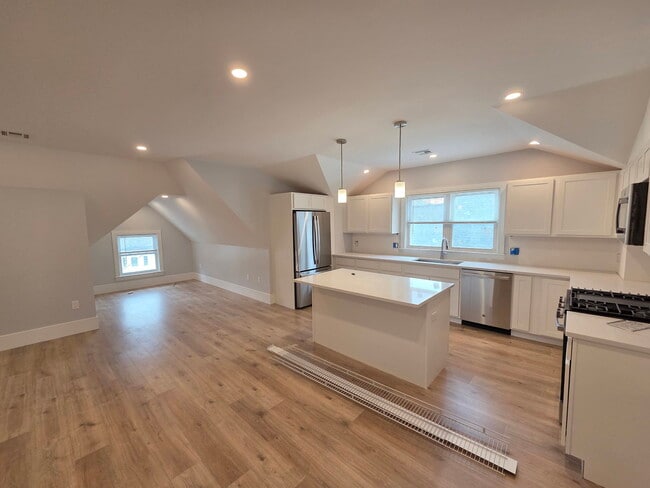 Building Photo - 28 Brooks St Unit U3