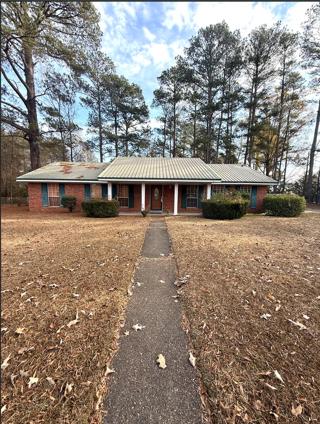 Building Photo - 3 bedroom 2 bath home located in quiet neighborhood