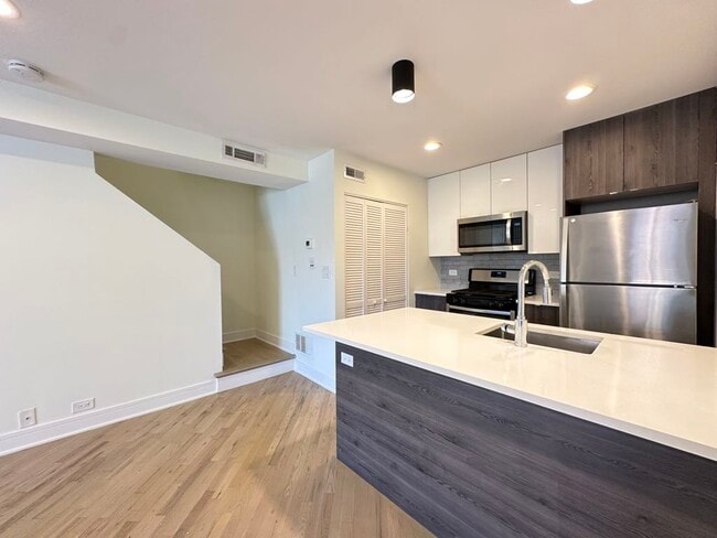 853 W Grace St Unit 202J