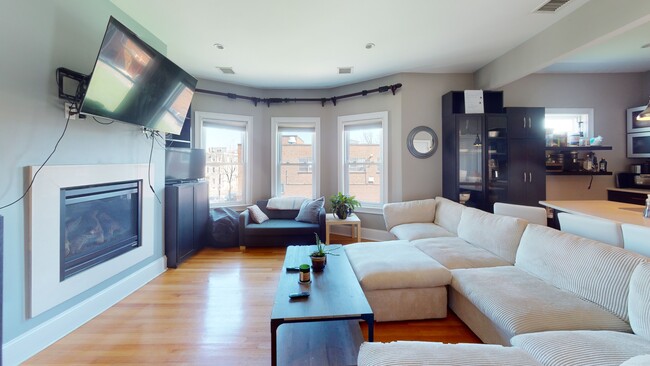 Photo - 735 E 3rd St