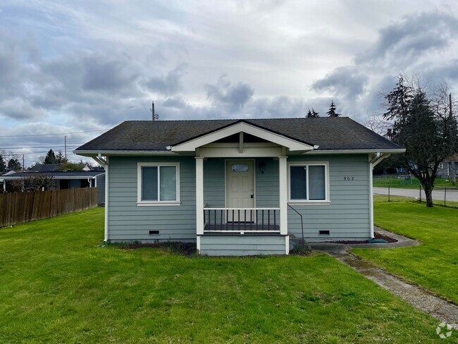 Building Photo - Spacious and beautifully updated 3-bedroom... Rental