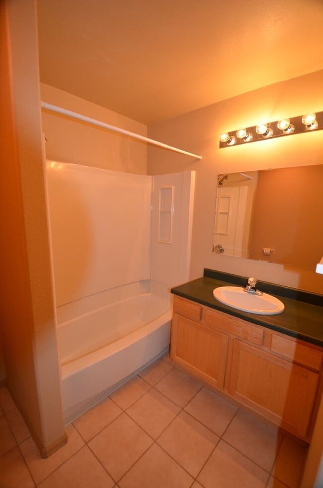 Unfurnished 2 Bed 2 Bath Condo-HEAT INCLUDED! - Unfurnished 2 Bed 2 Bath Condo-HEAT INCLUDED!