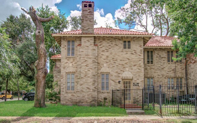 Building Photo - 1428 Wentworth St
