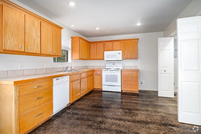 3BR, 2BA - 1475SF - Kitchen