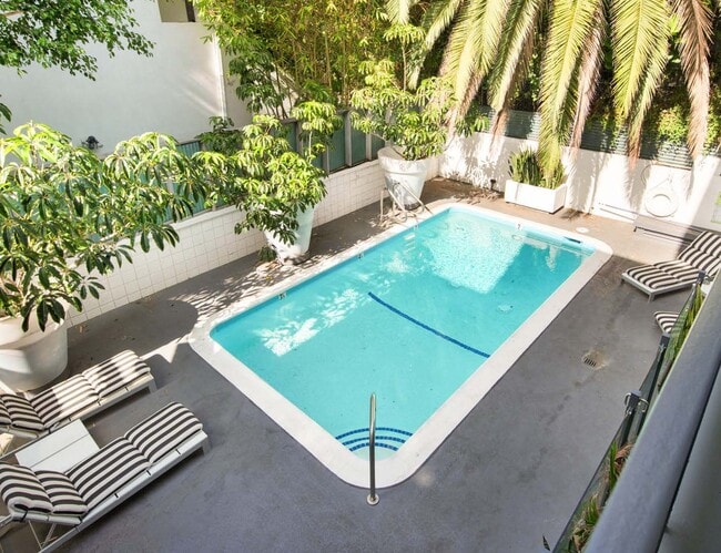 Photo - 1147 N Clark St Unit 105