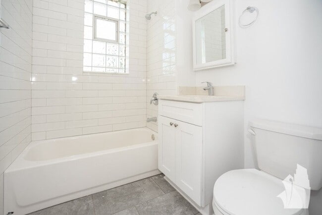 Building Photo - 2814 N Troy St Unit 3f