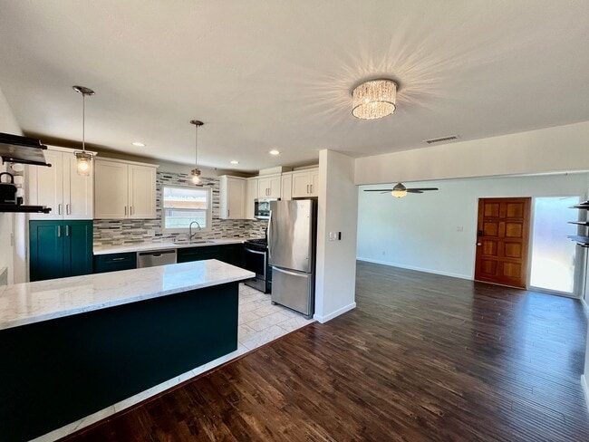 Building Photo - Beautiful 3B 2BA Home in Paradise Hills