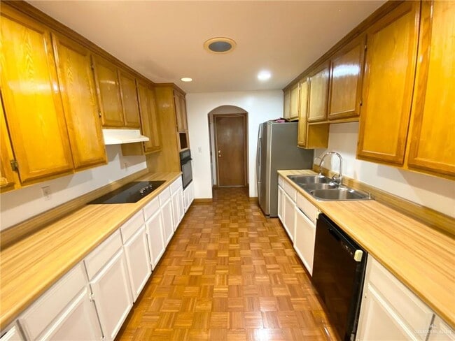 Photo - 21 Blackhawk St