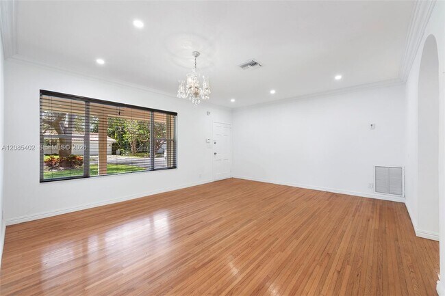 Photo - 921 Alava Ave