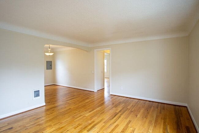 Photo - Fabulous Nob Hill 1Bdr Corner Apartment in Courtyard Building! Unidad 2411
