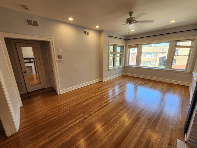 Photo - 6210 N Francisco Ave Unit 2