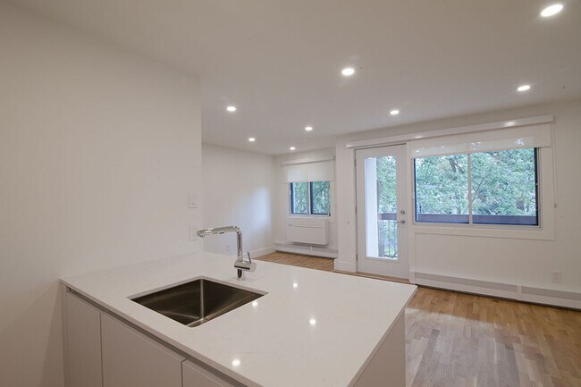 Photo - 1525 Av. Victoria Unit 305