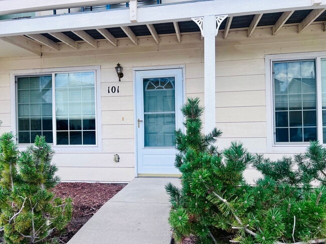 Building Photo - Lovely 3 Bedroom 2 Bath w/ gas fireplace