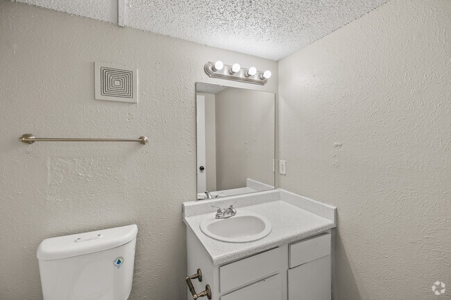 2BR, 2BA - 941SF - Second Bathroom