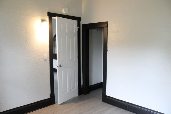 Photo - 317 E 10th St S