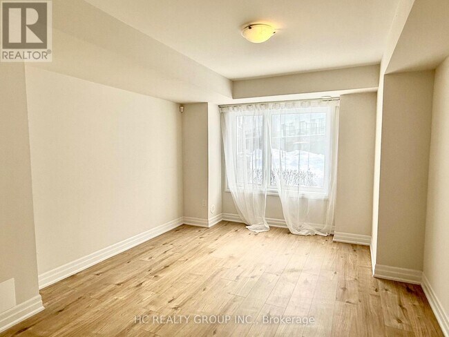 Photo - 33 Thomas Armstrong Ln