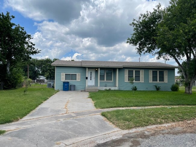 Photo - 312 Mesquite St