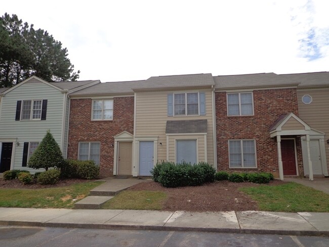 Spacious North Raleigh Townhouse! Pool! Lo... - Spacious North Raleigh Townhouse! Pool! Lo...