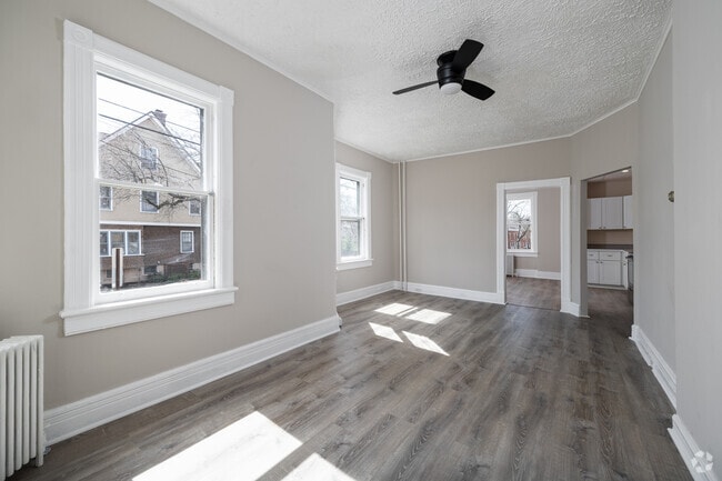 3 habitaciones, 1 baño - 1050 pies cuadrados - Sala de estar - 117-119 S Hamilton St