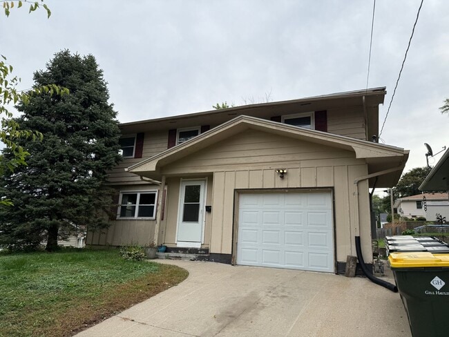 Building Photo - Spacious 5-Bedroom Home for Rent in Sioux ...