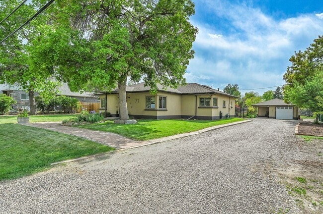 Building Photo - 3 bedroon 1.5 bath home with amazing yard ...