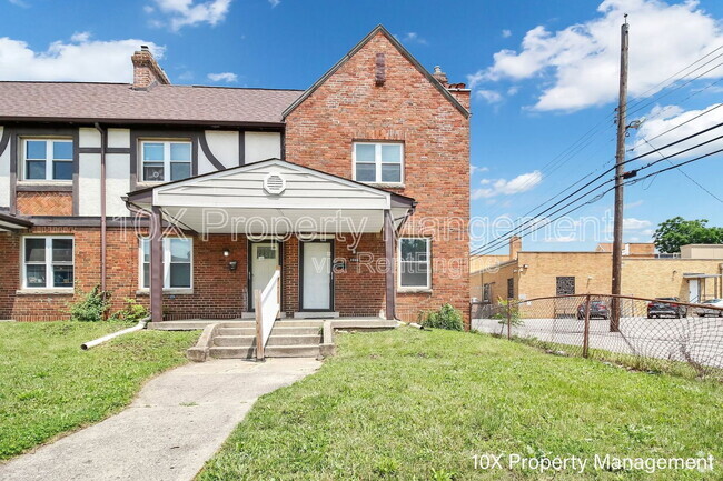 Building Photo - 1668 E Sycamore St Rental
