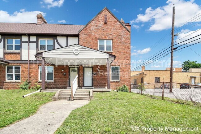 Photo - 1668 E Sycamore St Condo