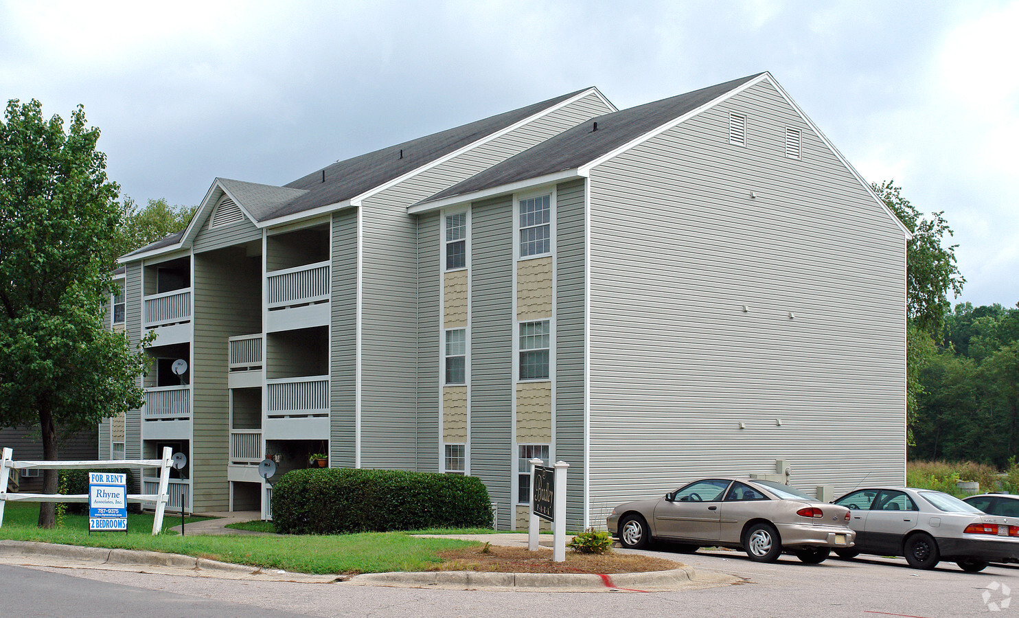 Building Photo - Bradley Park Apartments