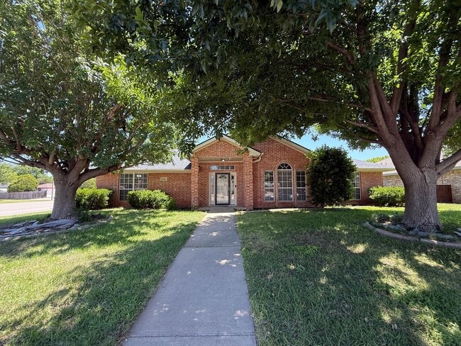 Building Photo - Gorgeous 3 bed/2bath home in Twin Oaks AVAILABLE SOON!
