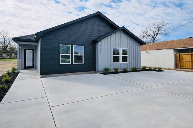 Building Photo - 1615 Dolly Wright St