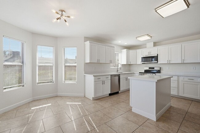 Building Photo - Updated & Ready for Move in!