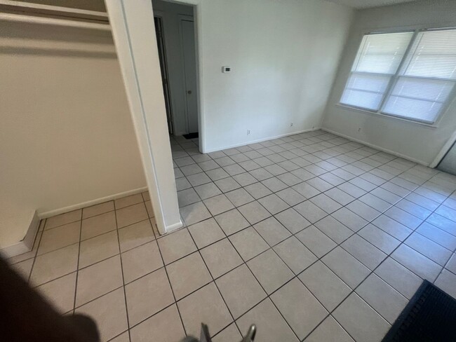 Building Photo - Spacious 2 bedroom townhome
