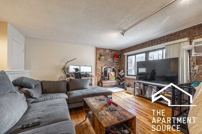 Building Photo - 715 W Diversey Pkwy Unit 6