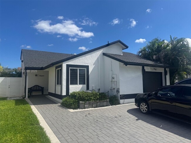 Building Photo - 1131 SW 110th Ave