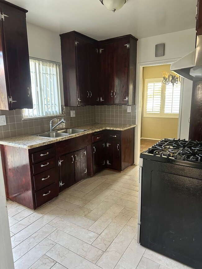 Photo - Valley Spring, 11339-11345 Unidad 11339 Valley Spring Ln