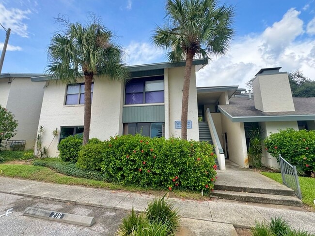 Building Photo - Ground Floor Condo - Park Lake
