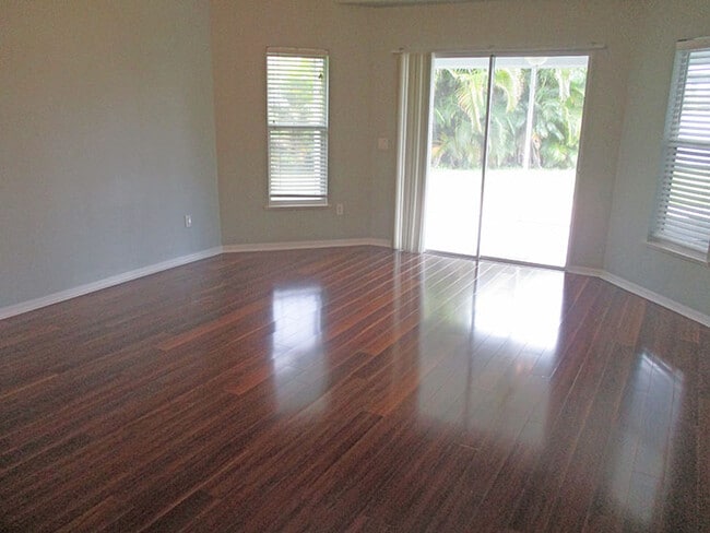 Photo - 935 Southlakes Way SW