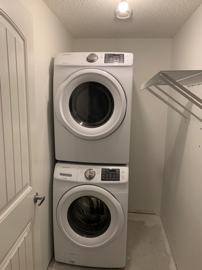 Photo - 811 177 St SW