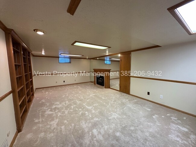33 W B St