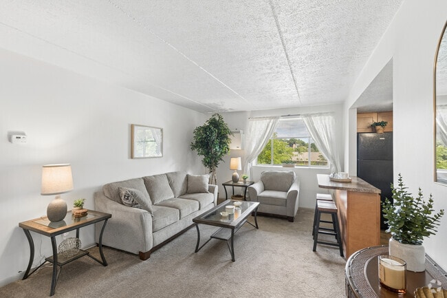 1BR, 1BA - 630SF - Living Room - North Pointe Commons