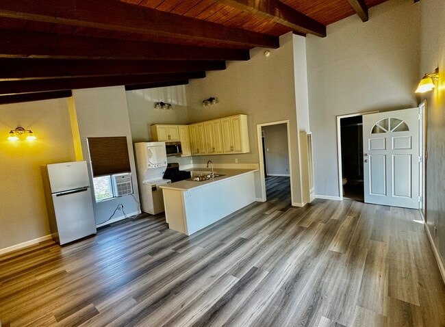 Kitchen - 1551 Yale St Unit B
