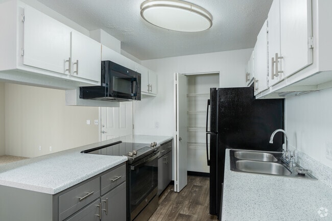 1BR, 1BA - 858SF - Kitchen