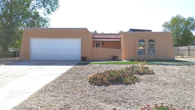 Large 4 Bedroom 2 Bathroom Home In NW Abq! - Large 4 Bedroom 2 Bathroom Home In NW Abq!